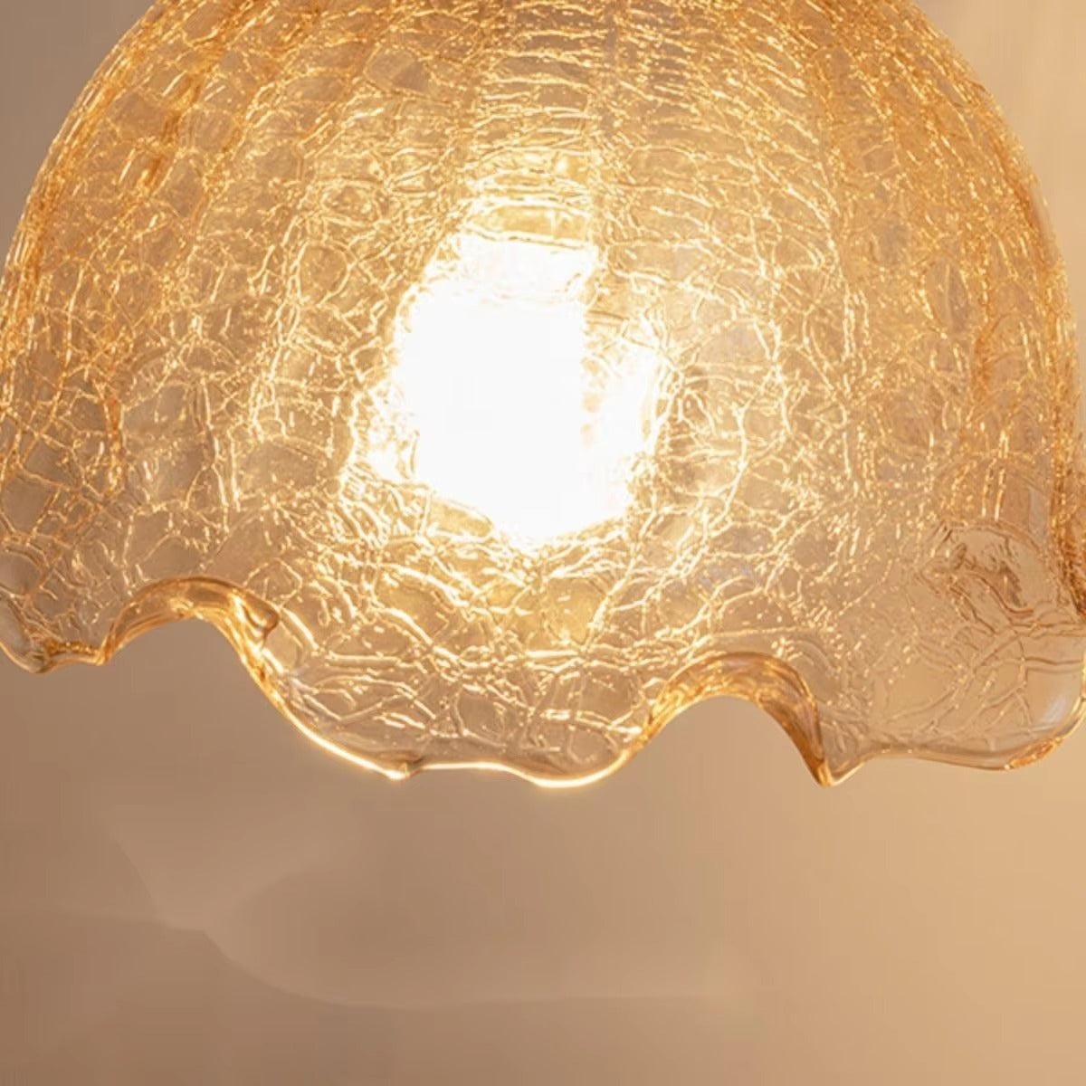 Vintage French Cream Style Table Lamp Retro Flower Bud Glass Lampshade Bedside Decor Atmospheric Night Light for Ambient Decoration
